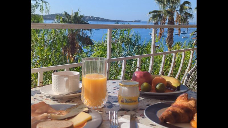 L’ambiance au petit déjeuner à l’hôtel en Octobre face à la mer !